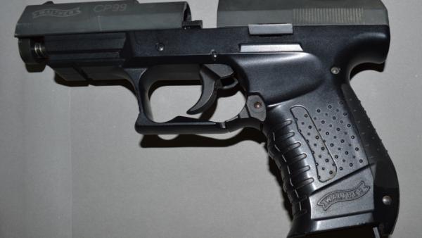 Ezzel a légpisztollyal vagánykodott a férfi Bucsán. Fotó: police.hu