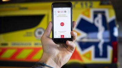A mentők munkáját segítő ÉletMentő elnevezésű applikáció egy okostelefonon az alkalmazás bemutatóján Budapesten, az Országos Mentőszolgálat (OMSZ) mentésirányító központjában 2020. január 23-án. MTI/Mónus Márton