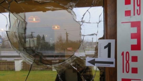 A férfi a csárda bejáratának ajtajára sem volt tekintettel. Fotó: police.hu