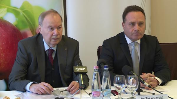 Dr. Kulcsár László a NAK Békés megyei elnöke és Takács Árpád a Békés Megyei Kormányhivatal kormánymegbízottja értékelte a 2019-es évet. Fotó: Máthé Csongor/behir.hu