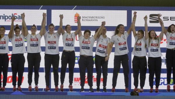 A bronzérmes magyar vízilabda-válogatott tagjai a budapesti vízilabda Európa-bajnokság női tornájának eredményhirdetésén a Duna Arénában 2020. január 25-án. MTI/Czagány Balázs
