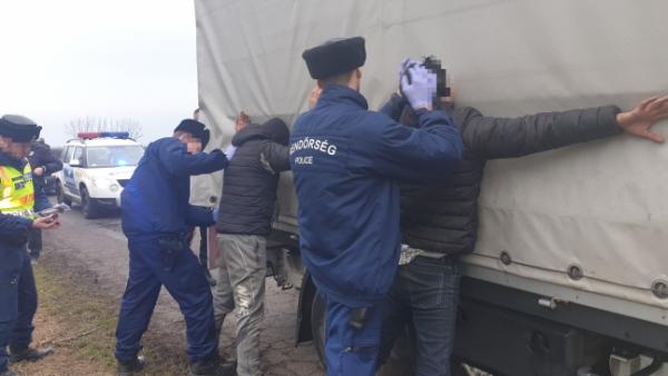 A rendőrség embercsempészet gyanújával lekapcsolta a két román férfit – (Fotó: police.hu)
