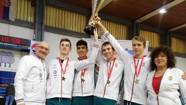 A győztes csapat: Galli Zsolt (balra) edzővel, Keszthelyi Zsomborral (mellette) és a trófeával (Fotó: Alföld Vívó Akadémia)