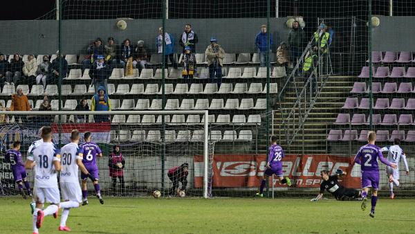 Luciano Slagveer (11-es mezben) éppen a második felcsúti gólt szerzi (Fotó: Milyó Pál)