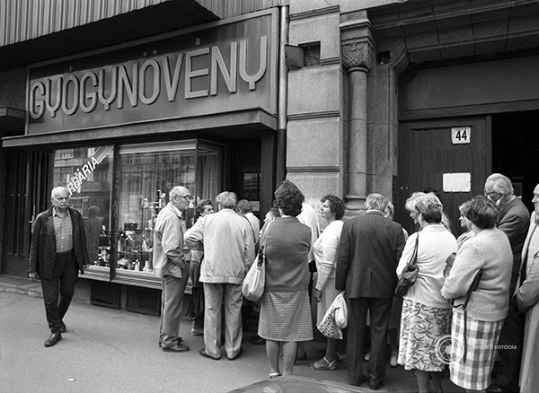 Béres-cseppért állnak sorba vásárlók (Fotó: MTI/Demecs Zsolt,1989)