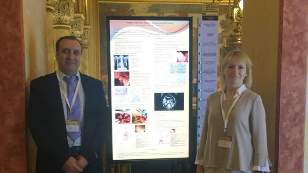 Dr. Alzubi Ali és dr. Varga Antónia áll a bemutató poszter mellett az onkológiai kongresszuson