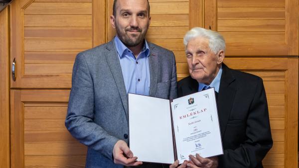 A 100 éves Szabó Istvánt köszöntötte Békésen Kálmán Tibor polgármester. Fotó: Ga-Pix Fotó.