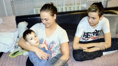 Móricz Levente édesanyjával és a bátyjával – Fotó: behir.hu/Such Tamás
