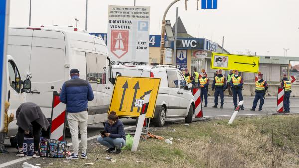 Torlódás alakult ki Hegyeshalomnál a határzár miatt Fotó Forrás: MTI/Krizsán Csaba