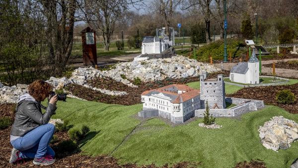 A sárospataki Rákóczi-vár 1:60 méretarányú makettje Szarvason (Fotó: MTI)