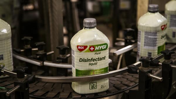 A MOL Hygi fertőtlenítőszer gyártása a cég almásfüzitői gyárában Fotó forrás: MTI/MOL