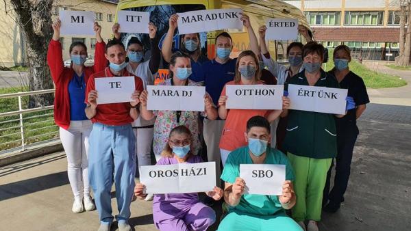 Az Orosházi SBO dolgozói üzennek. Fotó: Facebook/Orosházi Kórház