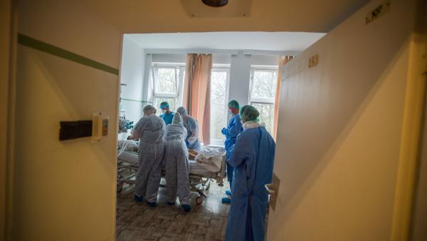 Illusztráció: Orvosok és ápolók egy koronavírussal fertőzött beteget látnak el Országos Korányi Pulmonológiai Intézetben kialakított izolációs teremben 2020. március 25-én. Fotó forrás: MTI/Balogh Zoltán