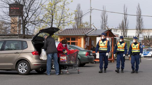 A rendőrség a közterületeken ellenőrzi a kijárási korlátozás betartását (MTI fotó: Koszticsák Szilárd)