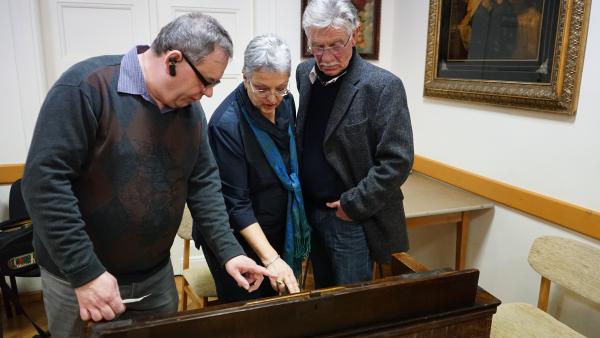 Sipos István mutatja meg Wenckheim Karolnak és Wenckheim Frigyesnek a harmónium működését – (Fotó: Hidvégi Dávid))