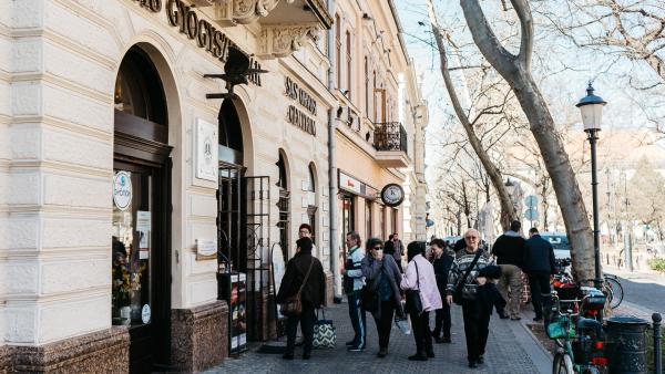 A gyógyszertáron kívül várakoznak az emberek (fotó: Máthé Csongor)