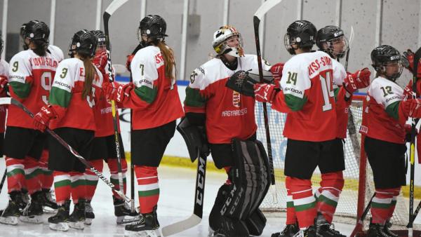 A magyar csapat a női jégkorong divízió I/A világbajnokság Magyarország – Ausztria mérkőzésén a káposztás megyeri Vasas Jégcentrumban 2019. április 13-án – MTI/Koszticsák Szilárd