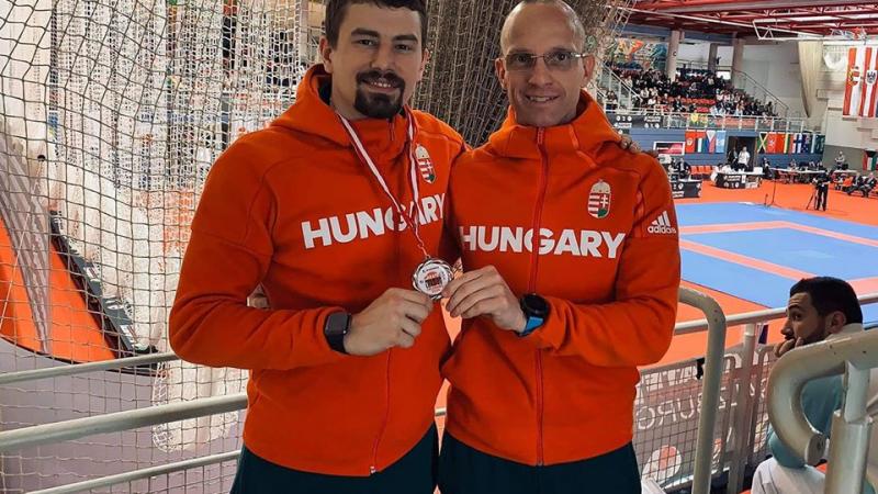 A képen Hárspataki Gábor látható edzőjével, Fischer Mihállyal a március elején Salzburgban megrendezett olimpiai pontszerző versenyen nyert bronzérmével.