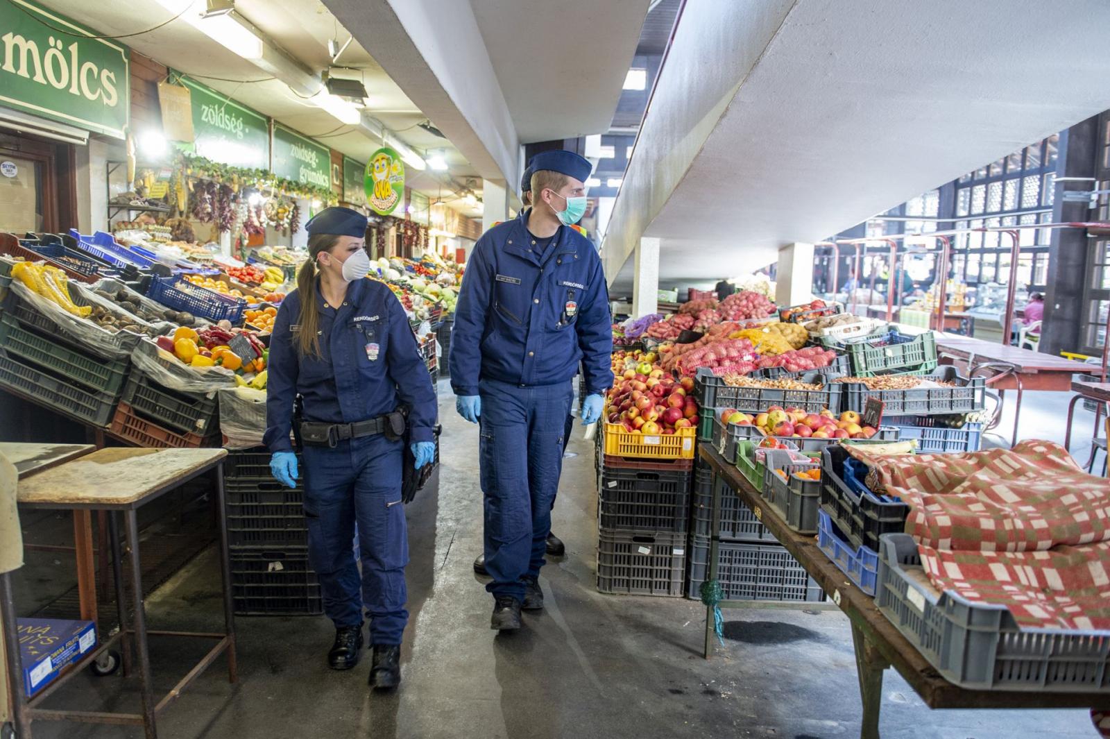 Rendőrjárőrök a piacon. Forrás: poliice.hu