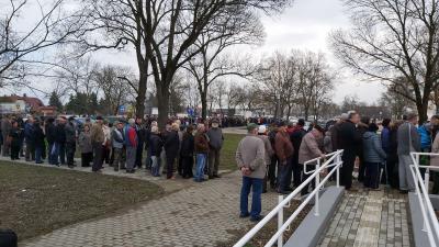 Tíz óra után kígyózó sorokban vártak a CsabaParknál az emberek (fotó: behir.hu)