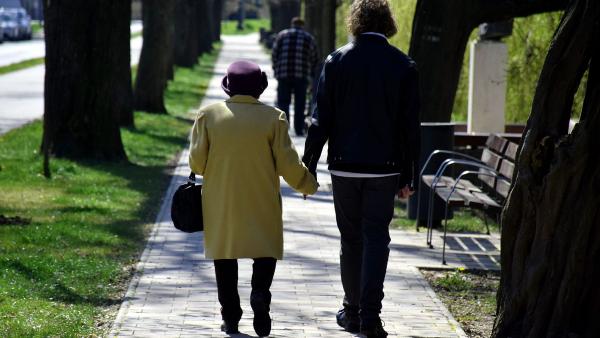Életkép a békéscsabai szoborsétányon