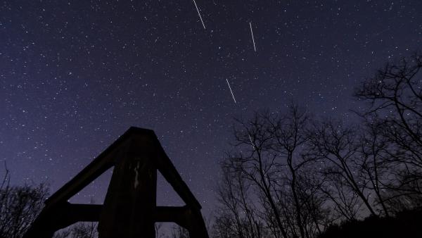 Hosszú záridővel lefényképezett Spacex Starlink műholdak Fotó forrás: MTI / Komka Péter
