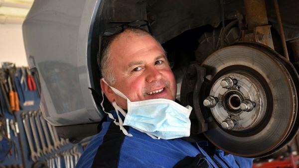 Vizsnyiczai Richárd karosszériás – Fotó. behir.hu/Such Tamás