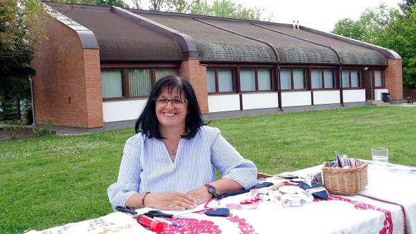 Baranyainé Erzsébet óvónő, a Lencsési Közösségi Ház előtt