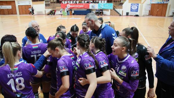 Taktikai megbeszélés a Debrecen elleni mérkőzésen – (Fotó: Antal János)