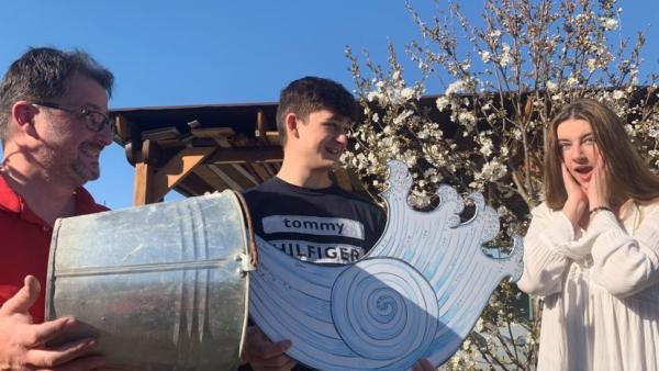 Locsolkodás, bábos módra. Fotó: Facebook/Napsugár Bábszínház