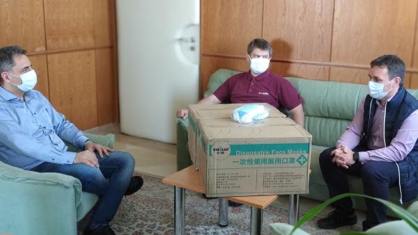 Sebészmaszkokat kapott az Orosházi Kórház a Linamartól. Forrás: Facebook/Orosházi Kórház