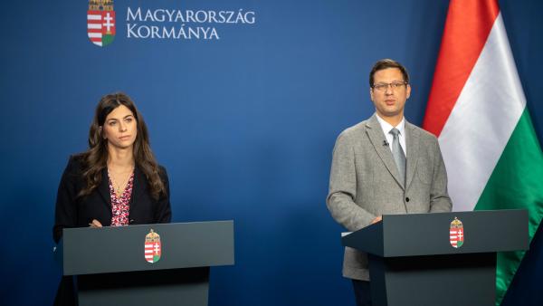 Szentkirályi Alexandra kormányszóvivő és Gulyás Gergely Miniszterelnökséget vezető miniszter (MTI/Botár Gergely/kormany.hu)