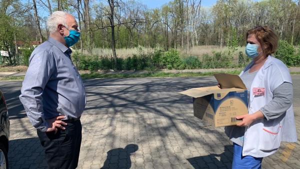 Herczeg Tamás országgyűlési képviselő védőeszközöket vitt az intézményekbe