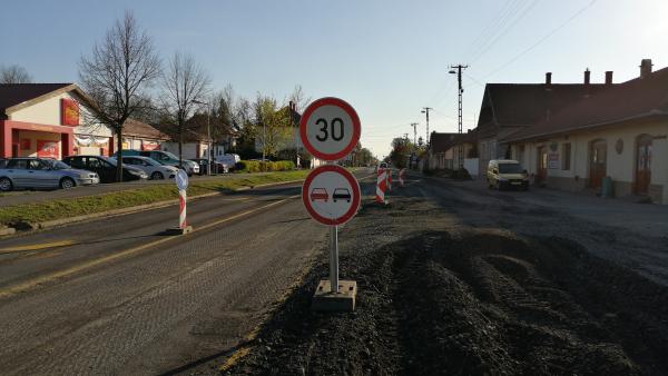 Már táblák és útburkolati jelek segítik a közlekedőket – (Fotó: Hidvégi Dávid)