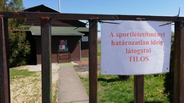 Ez a felirat fogadja azt, aki az atlétikai pályára látogat – (Fotó: Hidvégi Dávid)