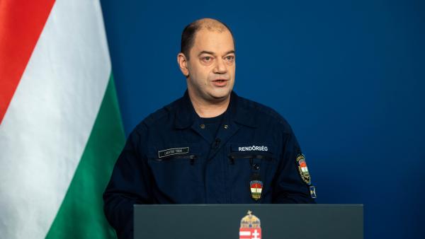 A kormany.hu által közreadott képen Lakatos Tibor, az operatív törzs ügyeleti központjának vezetője a koronavírus-fertőzés elleni védekezésért felelős operatív törzs online sajtótájékoztatóján 2020. április 10-én. (Fotó: MTI/kormany.hu)