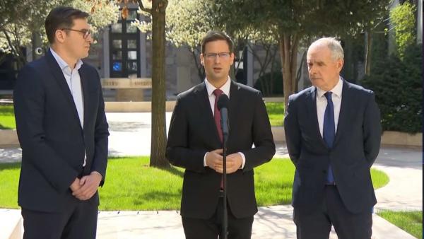 Karácsony Gergely főpolgármester, Gulyás Gergely Miniszterelnökséget vezető miniszter és Szita Károly, a Megyei Jogú Városok Szövetségének elnöke. Forrás: kormany.hu