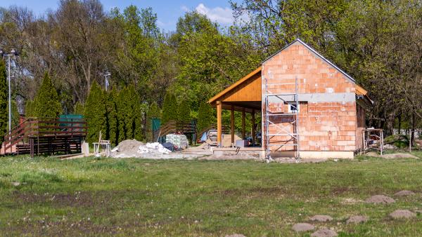 Épül a tenisz székház Békésen