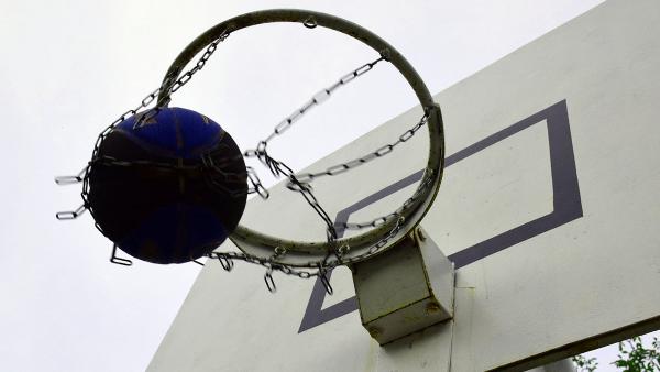 Csont nélkül – palánk a Lencsési kosárpályán