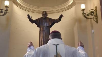 Szobrot állítottak Szent II. János Pál pápának a Szent István-bazilikában Fotó forrás: MTI / Bruzák Noémi