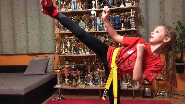 Debreczeni Frida rúgás közben. Fotó: Békés Megyei Harcművész Szövetség