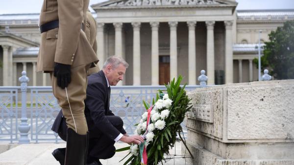 Benkő Tibor honvédelmi miniszter a magyar hősök emléknapja alkalmából megkoszorúzza a Magyar Hősök Emlékkövét a Hősök terén 2020. május 31-én. MTI/Kovács Tamás