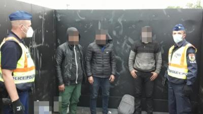 Határsértők elfogása Lőkösházán - Fotó: police.hu