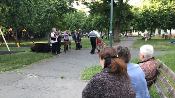 Meglepetés népzenei és néptánc előadás a Szigligeti utcai játszótéren Fotó: Kugyelka-Zámbori Eszter