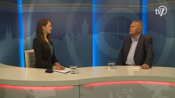 Tóth Bianka műsorvezető Dr. Vincze Gáborral, a MOK Békés megyei elnökével beszélgetett. Fotó: 7.TV