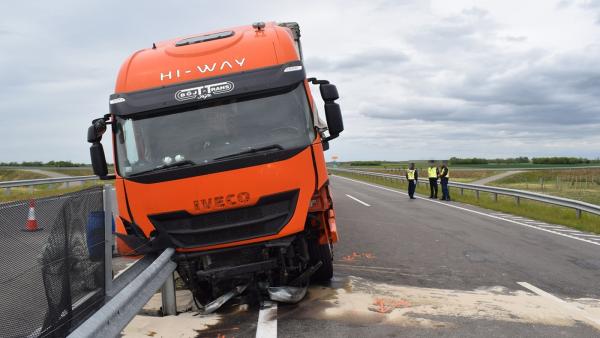 Baleset az M44-es kondorosi csomópontjánál 2020.05.12.-én. Fotó: police.hu