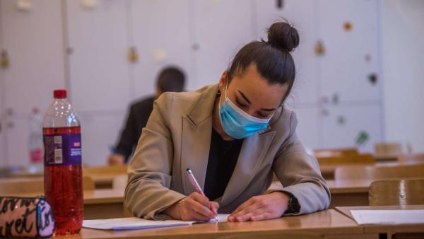 Védőmaszkot viselő diákok a történelem írásbeli érettségi vizsgán a fővárosi Kőrösi Csoma Sándor Két Tanítási Nyelvű Baptista Gimnáziumban 2020. május 6-án. Történelemből középszinten 64 342, emelt szinten 7073 érettségiző vizsgázik országszerte. A korona