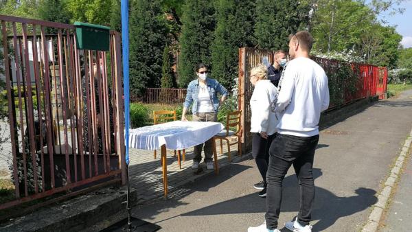 Eddig már két alkalommal osztott mosható, fertőtleníthető szájmaszkokat a város (fotó: behir.hu/Sipos Gábor)