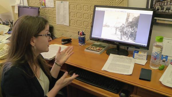 Szakál Veronika, a trianoni kiállítás kurátora mutatja az egyik különleges képet. Fotó: 7.TV/Kovács Dénes