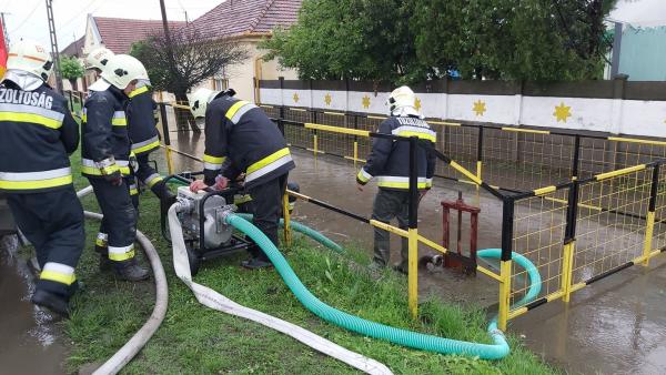 Úszik a Kossuth utca egy része Békésen. Fotó: behir.hu/Papp Ádám